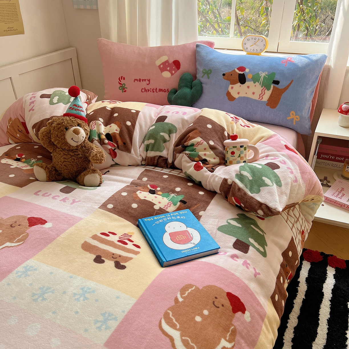 91家纺网 家纺一手货源 找家纺 （总）桃子家居 2025新款A类数码印花圣诞新年限定款猫咪小熊加厚牛奶绒系列四件套详情