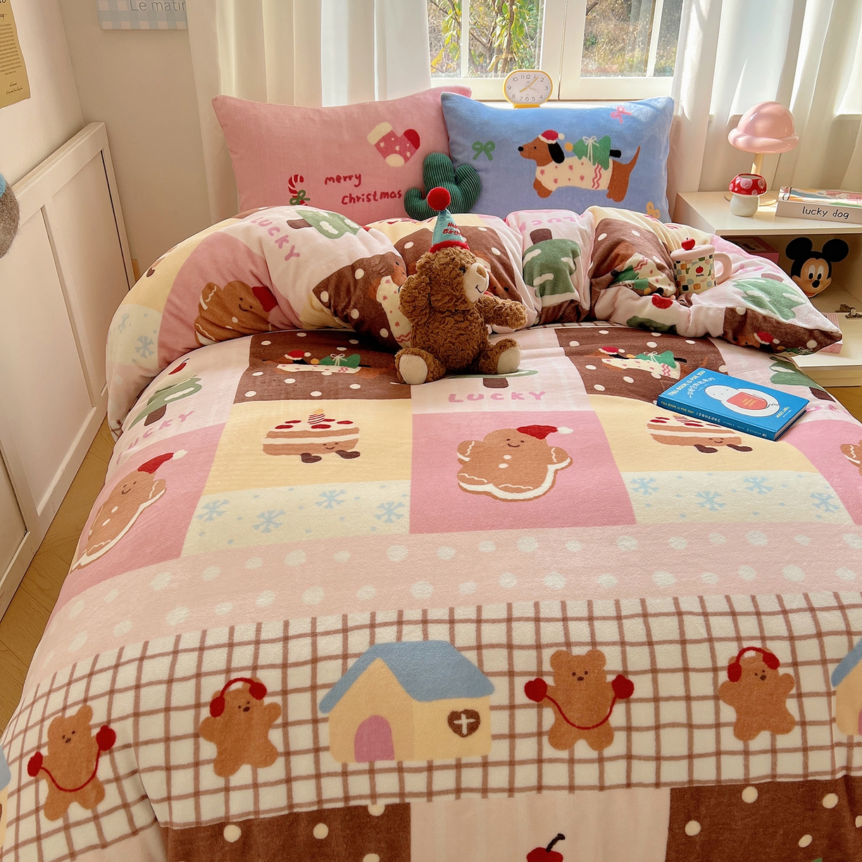 91家纺网 家纺一手货源 找家纺 （总）桃子家居 2025新款A类数码印花圣诞新年限定款猫咪小熊加厚牛奶绒系列四件套详情