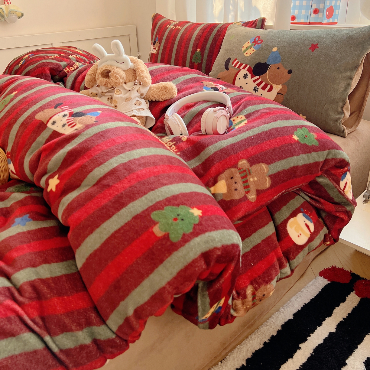 91家纺网 家纺一手货源 找家纺 （总）桃子家居 2025新款A类数码印花圣诞新年限定款猫咪小熊加厚牛奶绒系列四件套详情