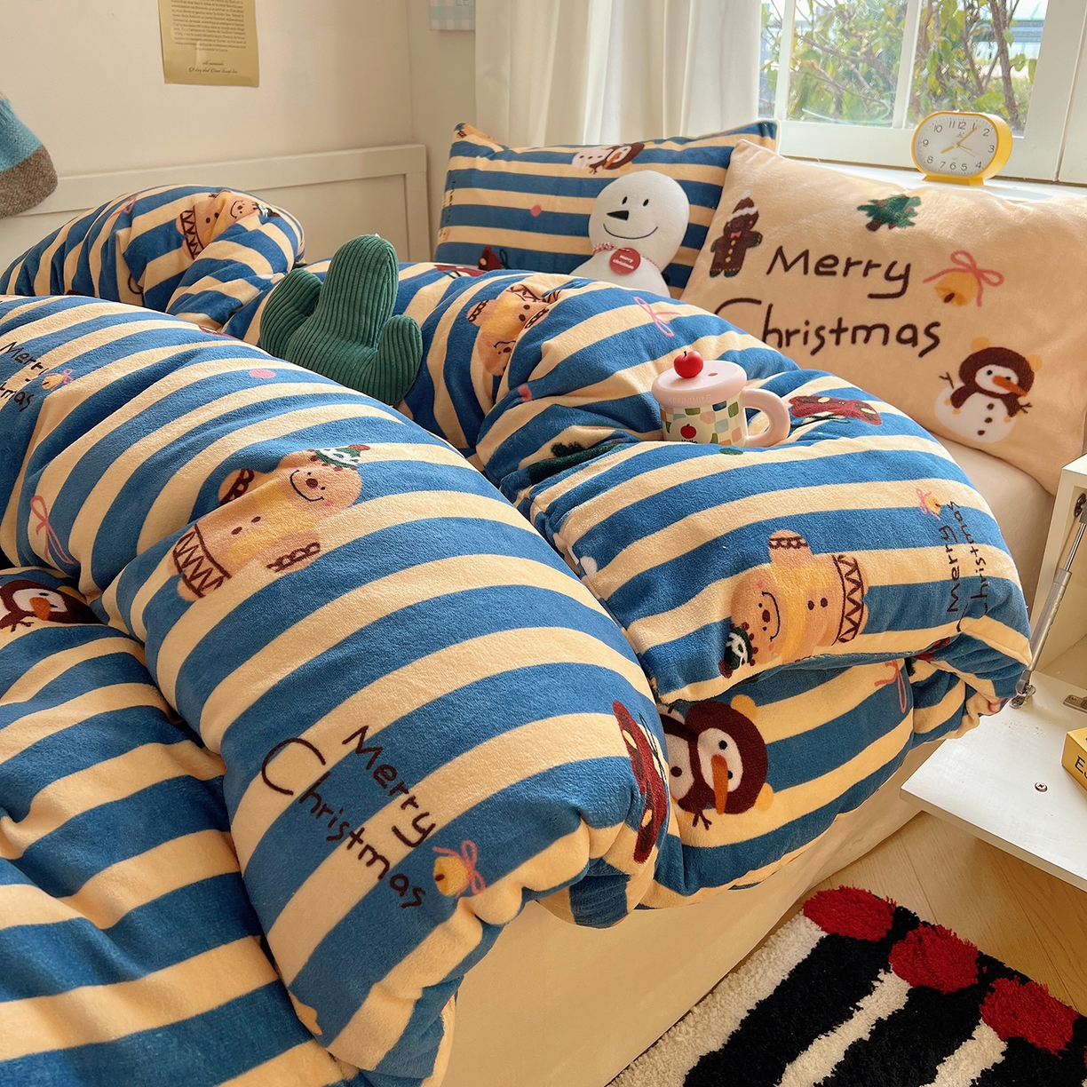 91家纺网 家纺一手货源 找家纺 （总）桃子家居 2025新款A类数码印花圣诞新年限定款猫咪小熊加厚牛奶绒系列四件套详情