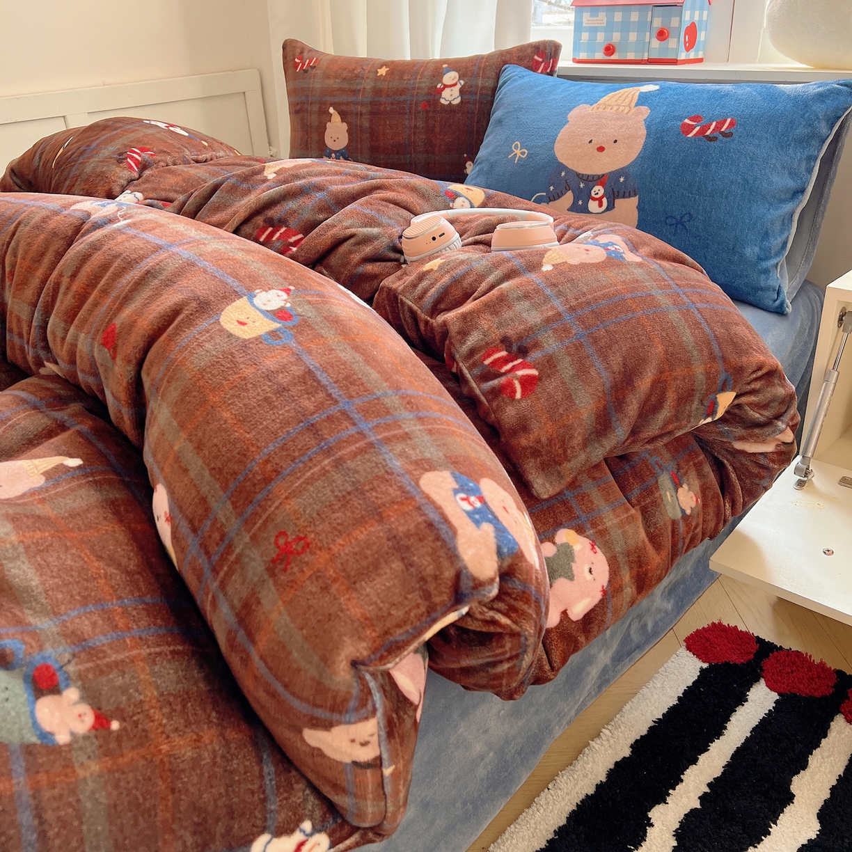 91家纺网 家纺一手货源 找家纺 （总）桃子家居 2025新款A类数码印花圣诞新年限定款猫咪小熊加厚牛奶绒系列四件套详情