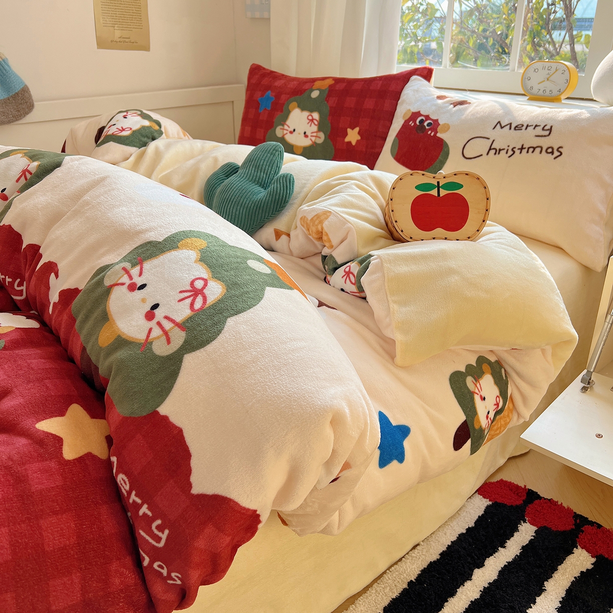 91家纺网 家纺一手货源 找家纺 （总）桃子家居 2025新款A类数码印花圣诞新年限定款猫咪小熊加厚牛奶绒系列四件套详情