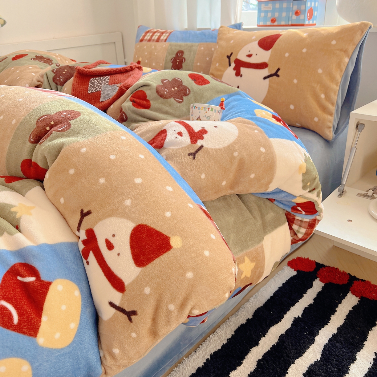 91家纺网 家纺一手货源 找家纺 （总）桃子家居 2025新款A类数码印花圣诞新年限定款猫咪小熊加厚牛奶绒系列四件套详情