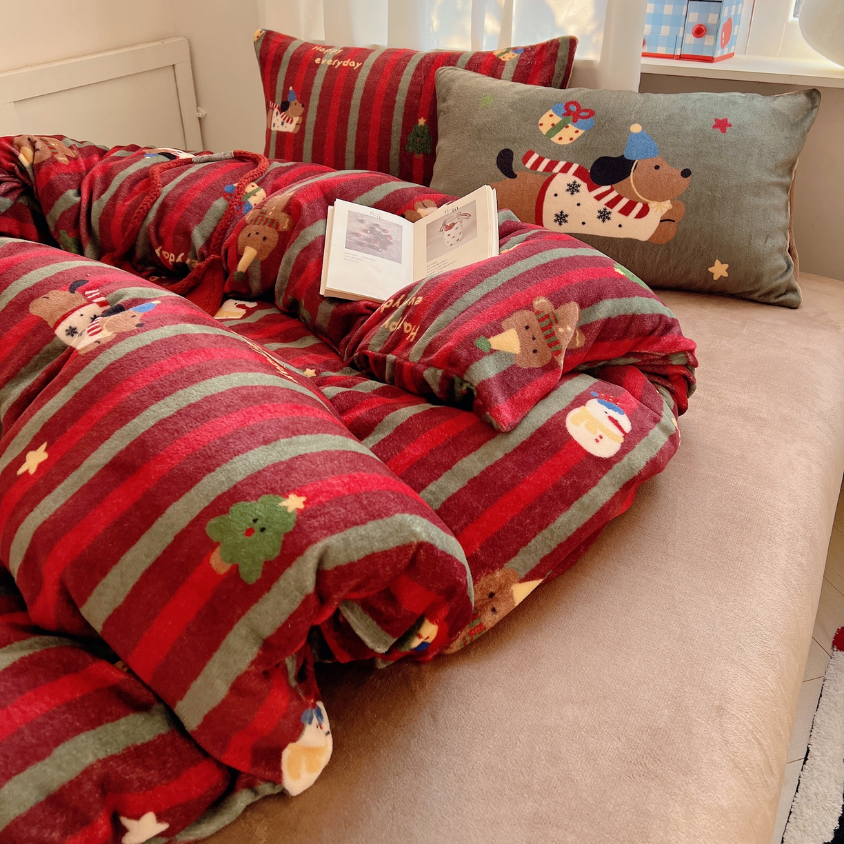 91家纺网 家纺一手货源 找家纺 桃子家居 2025新款A类数码印花圣诞新年限定款猫咪小熊加厚牛奶绒系列四件套详情 绒-冬日派对