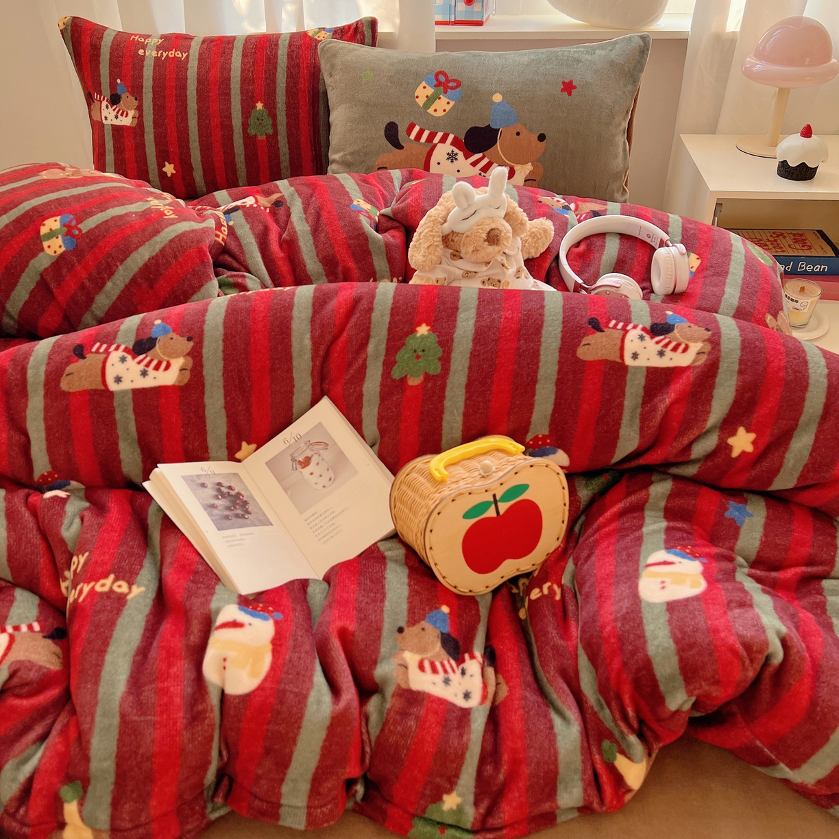 91家纺网 家纺一手货源 找家纺 桃子家居 2025新款A类数码印花圣诞新年限定款猫咪小熊加厚牛奶绒系列四件套详情 绒-冬日派对