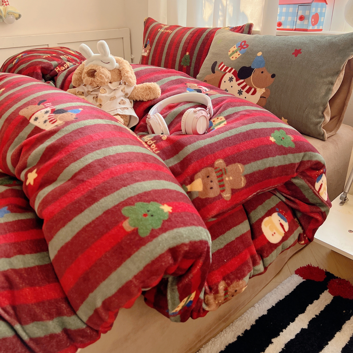 91家纺网 家纺一手货源 找家纺 桃子家居 2025新款A类数码印花圣诞新年限定款猫咪小熊加厚牛奶绒系列四件套详情 绒-冬日派对