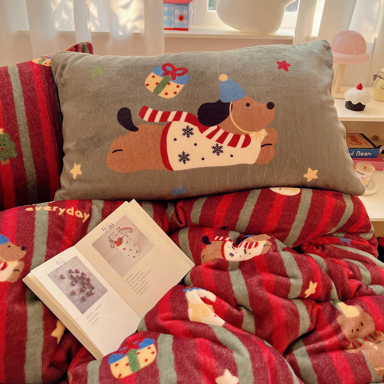 91家纺网 家纺一手货源 找家纺 桃子家居 2025新款A类数码印花圣诞新年限定款猫咪小熊加厚牛奶绒系列四件套详情 绒-冬日派对