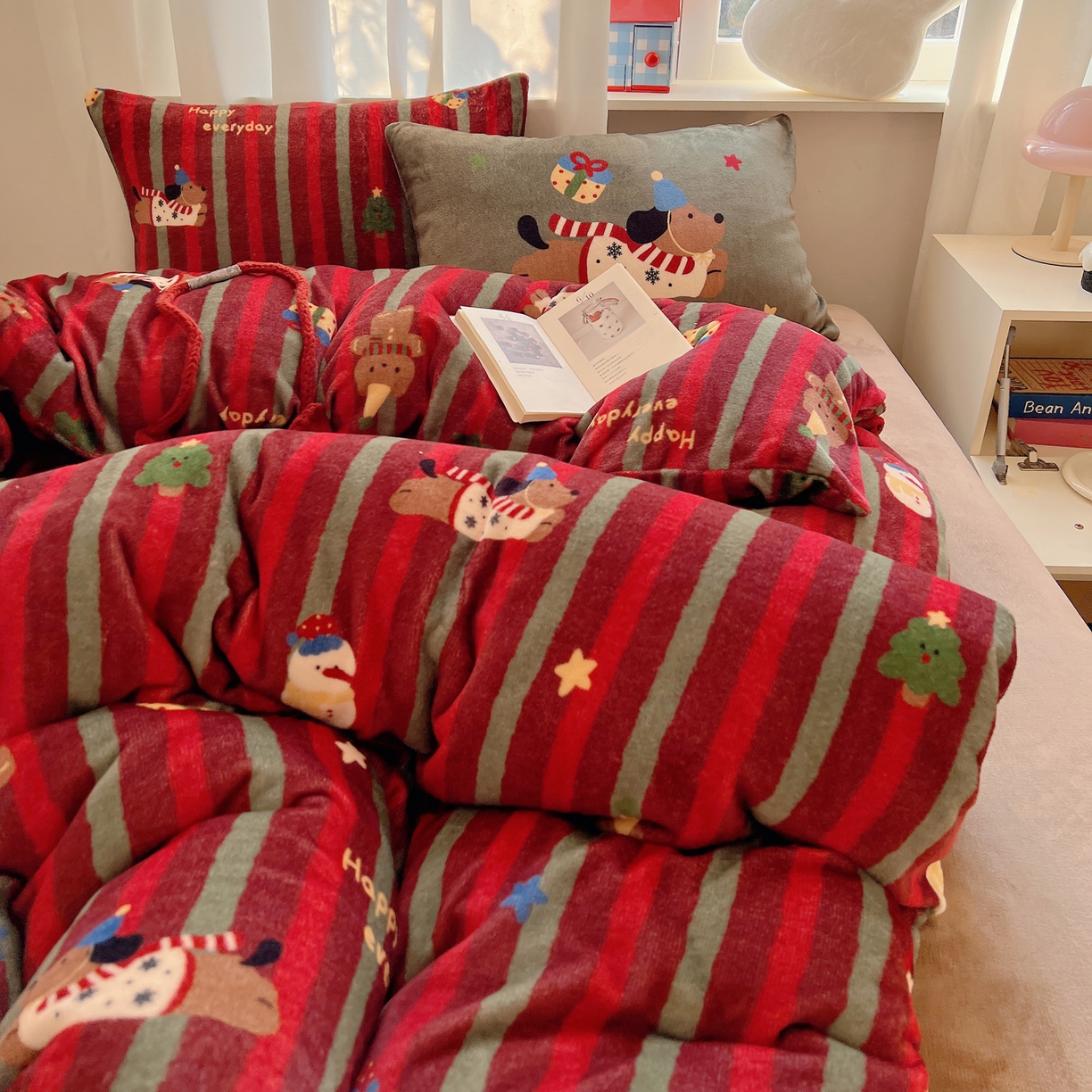 91家纺网 家纺一手货源 找家纺 桃子家居 2025新款A类数码印花圣诞新年限定款猫咪小熊加厚牛奶绒系列四件套详情 绒-冬日派对