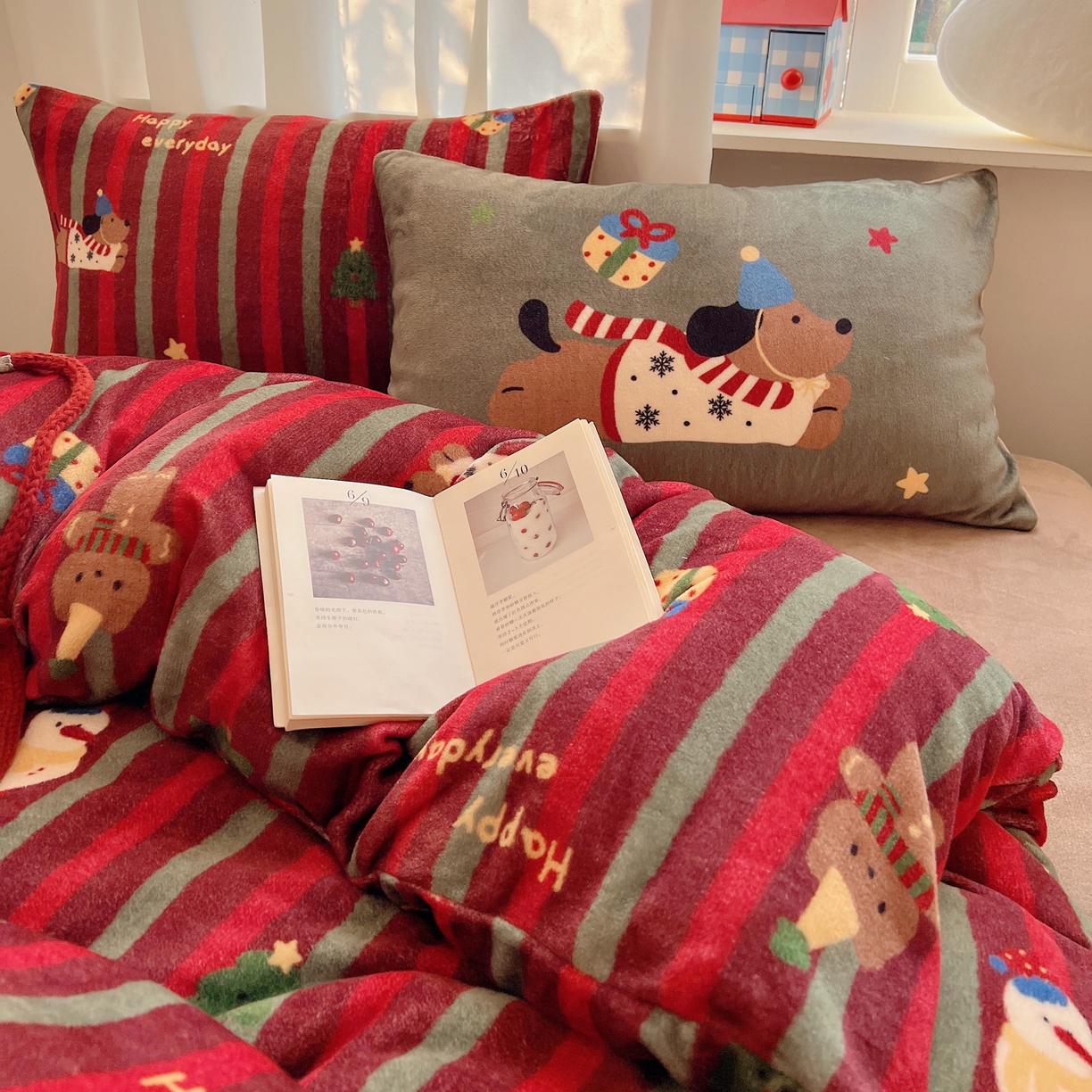 91家纺网 家纺一手货源 找家纺 桃子家居 2025新款A类数码印花圣诞新年限定款猫咪小熊加厚牛奶绒系列四件套详情 绒-冬日派对