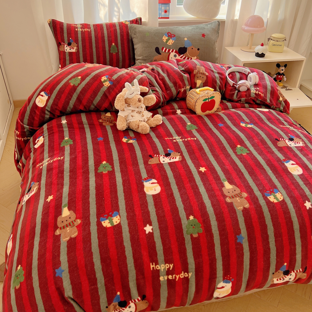 91家纺网 家纺一手货源 找家纺 桃子家居 2025新款A类数码印花圣诞新年限定款猫咪小熊加厚牛奶绒系列四件套详情 绒-冬日派对