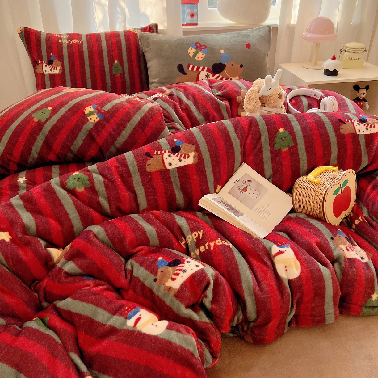 91家纺网 家纺一手货源 找家纺 桃子家居 2025新款A类数码印花圣诞新年限定款猫咪小熊加厚牛奶绒系列四件套详情 绒-冬日派对