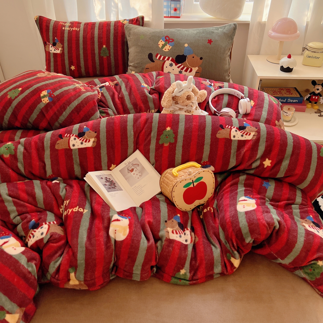 91家纺网 家纺一手货源 找家纺 桃子家居 2025新款A类数码印花圣诞新年限定款猫咪小熊加厚牛奶绒系列四件套详情 绒-冬日派对