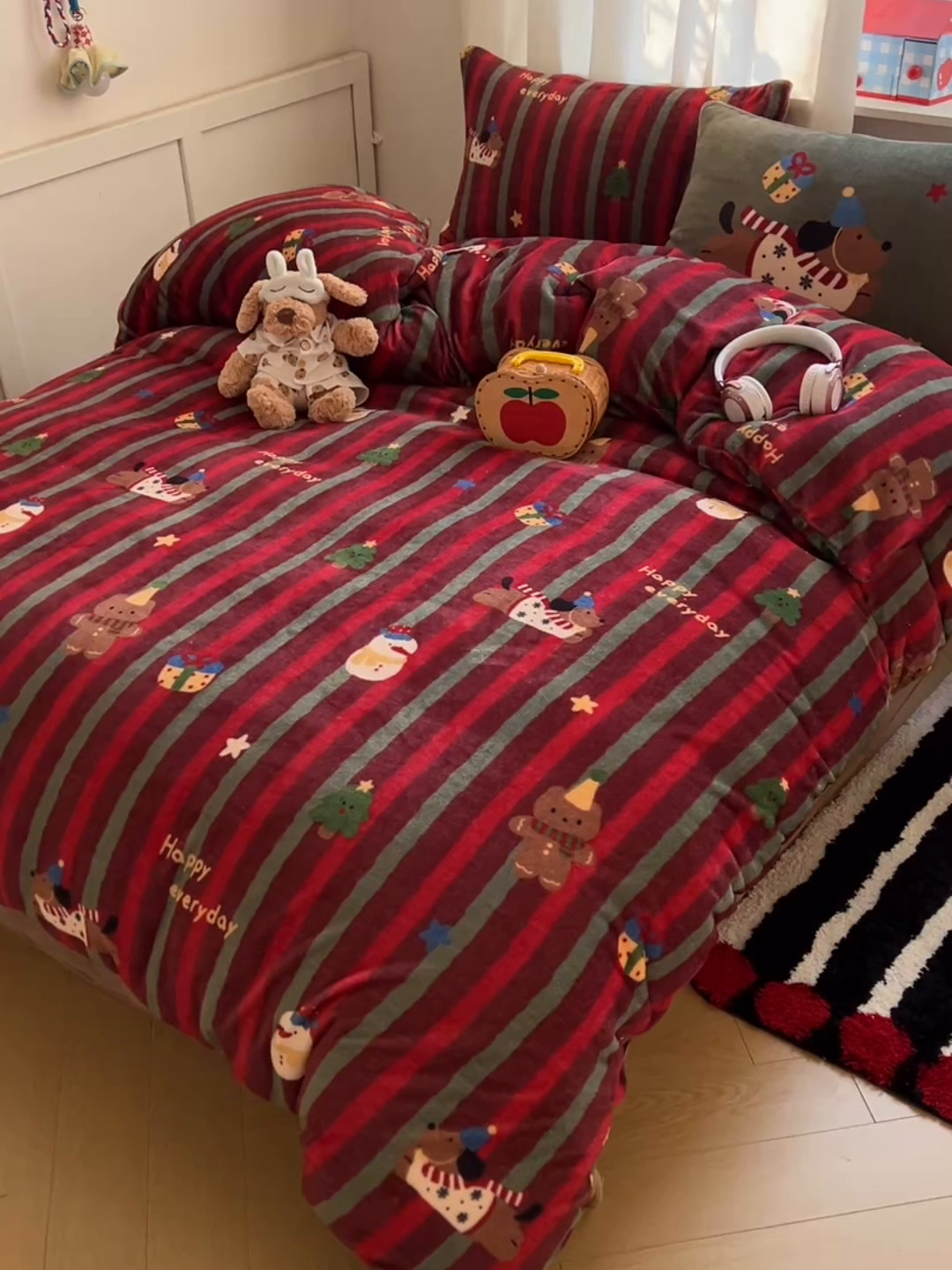 91家纺网 家纺一手货源 找家纺 桃子家居 2025新款A类数码印花圣诞新年限定款猫咪小熊加厚牛奶绒系列四件套详情 绒-冬日派对