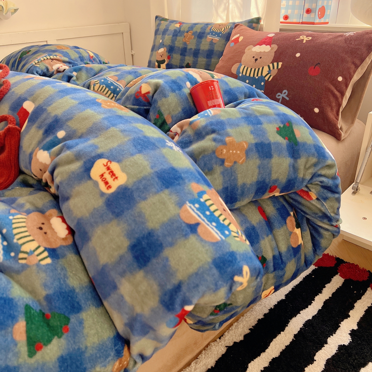 91家纺网 家纺一手货源 找家纺 桃子家居 2025新款A类数码印花圣诞新年限定款猫咪小熊加厚牛奶绒系列四件套详情 绒-冬日小棕熊