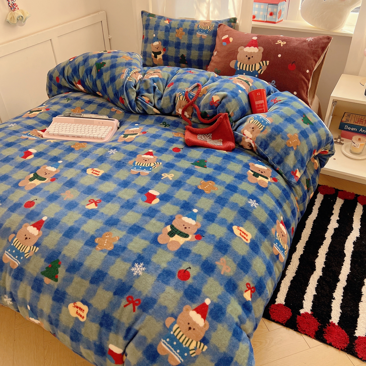 91家纺网 家纺一手货源 找家纺 桃子家居 2025新款A类数码印花圣诞新年限定款猫咪小熊加厚牛奶绒系列四件套详情 绒-冬日小棕熊