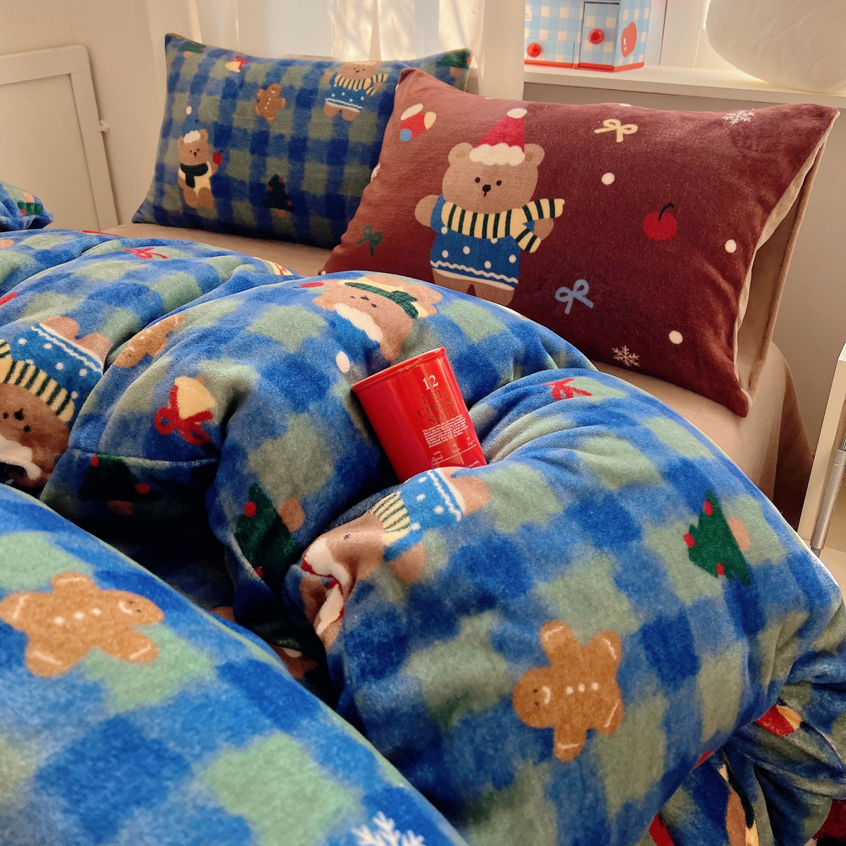 91家纺网 家纺一手货源 找家纺 桃子家居 2025新款A类数码印花圣诞新年限定款猫咪小熊加厚牛奶绒系列四件套详情 绒-冬日小棕熊