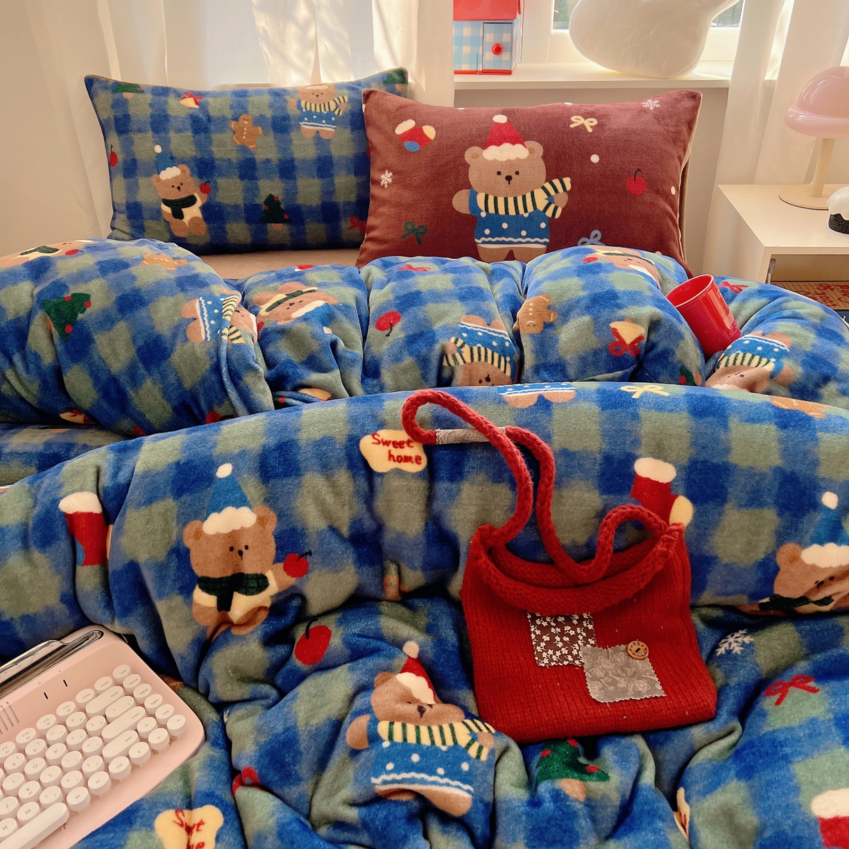 91家纺网 家纺一手货源 找家纺 桃子家居 2025新款A类数码印花圣诞新年限定款猫咪小熊加厚牛奶绒系列四件套详情 绒-冬日小棕熊