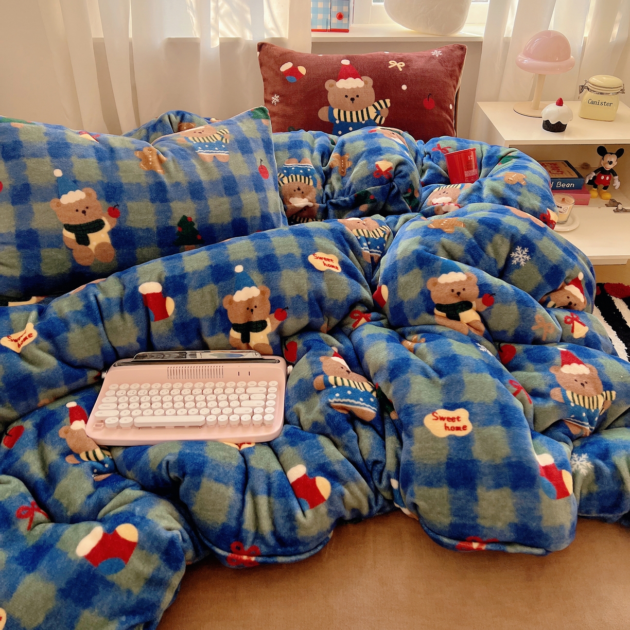 91家纺网 家纺一手货源 找家纺 桃子家居 2025新款A类数码印花圣诞新年限定款猫咪小熊加厚牛奶绒系列四件套详情 绒-冬日小棕熊