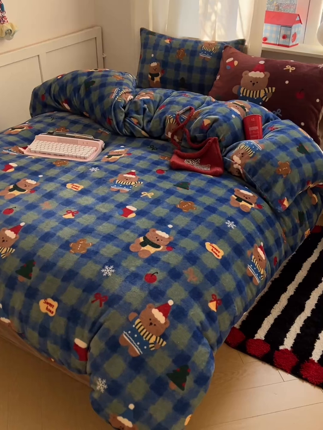 91家纺网 家纺一手货源 找家纺 桃子家居 2025新款A类数码印花圣诞新年限定款猫咪小熊加厚牛奶绒系列四件套详情 绒-冬日小棕熊