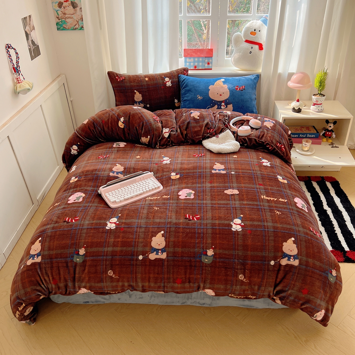 91家纺网 家纺一手货源 找家纺 桃子家居 2025新款A类数码印花圣诞新年限定款猫咪小熊加厚牛奶绒系列四件套详情 绒-可爱伙伴