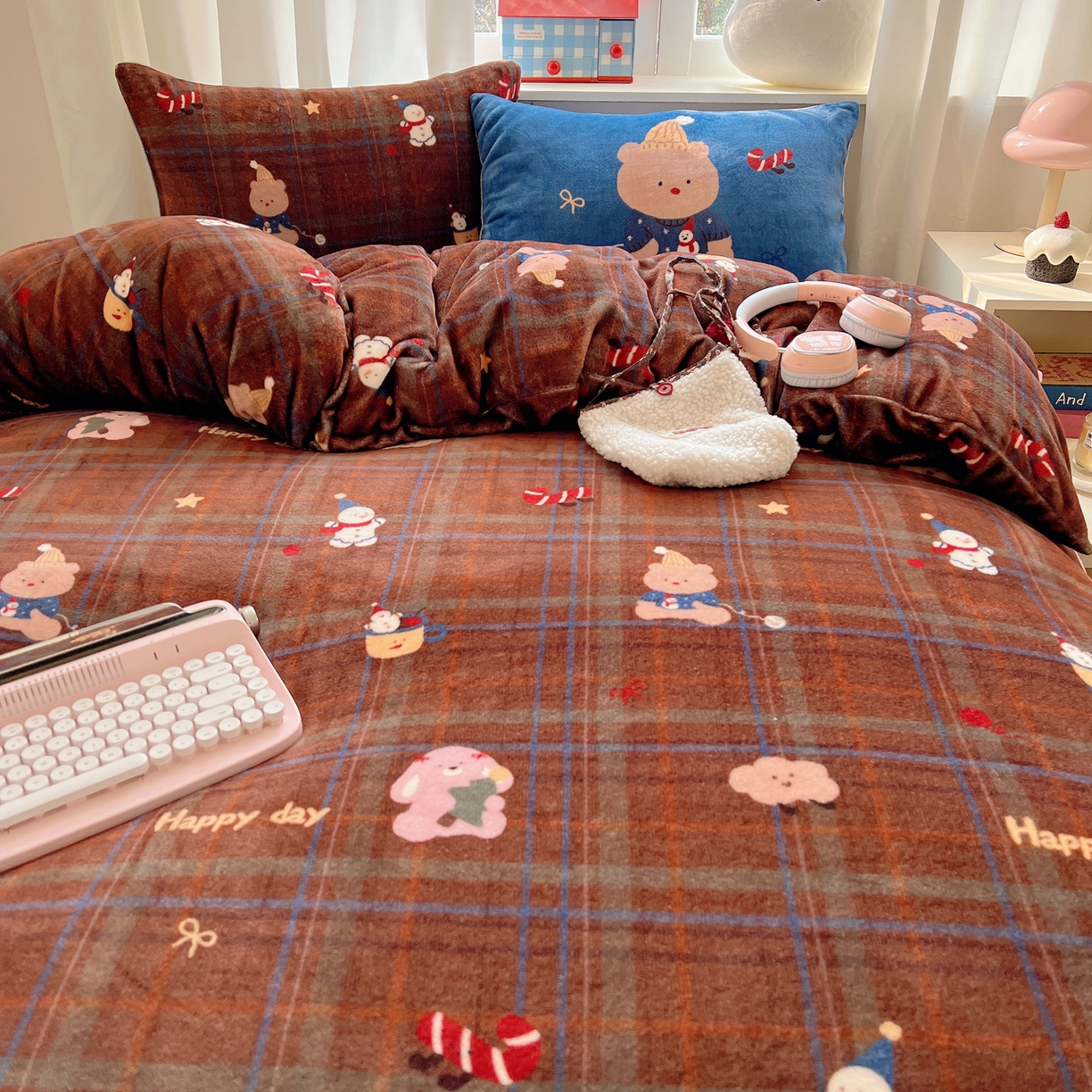 91家纺网 家纺一手货源 找家纺 桃子家居 2025新款A类数码印花圣诞新年限定款猫咪小熊加厚牛奶绒系列四件套详情 绒-可爱伙伴