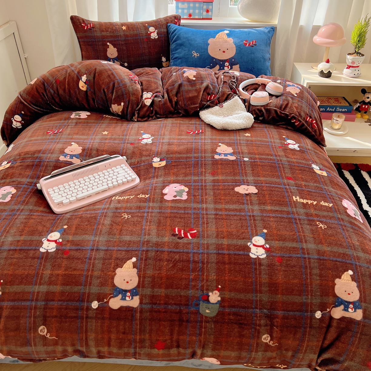 91家纺网 家纺一手货源 找家纺 桃子家居 2025新款A类数码印花圣诞新年限定款猫咪小熊加厚牛奶绒系列四件套详情 绒-可爱伙伴