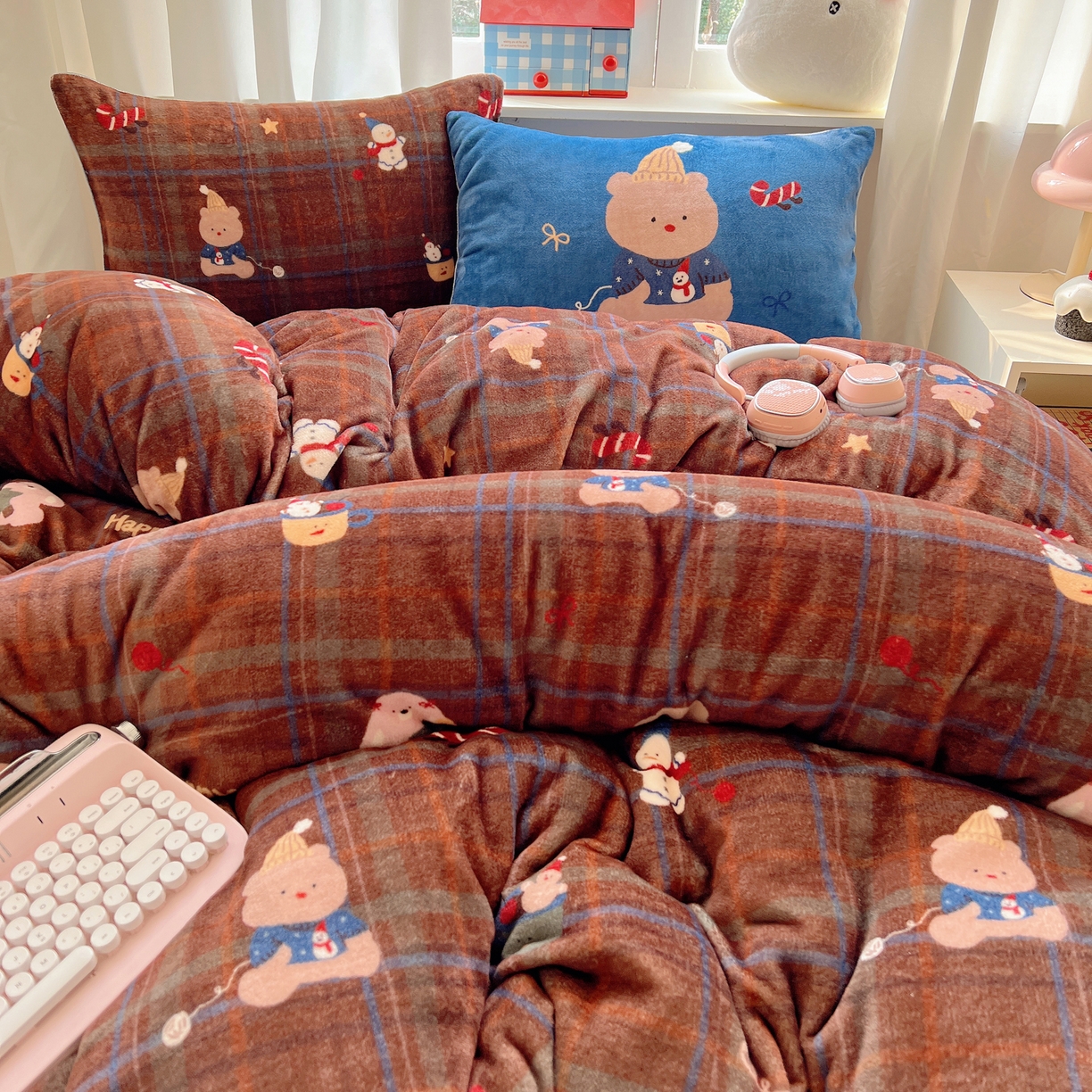 91家纺网 家纺一手货源 找家纺 桃子家居 2025新款A类数码印花圣诞新年限定款猫咪小熊加厚牛奶绒系列四件套详情 绒-可爱伙伴