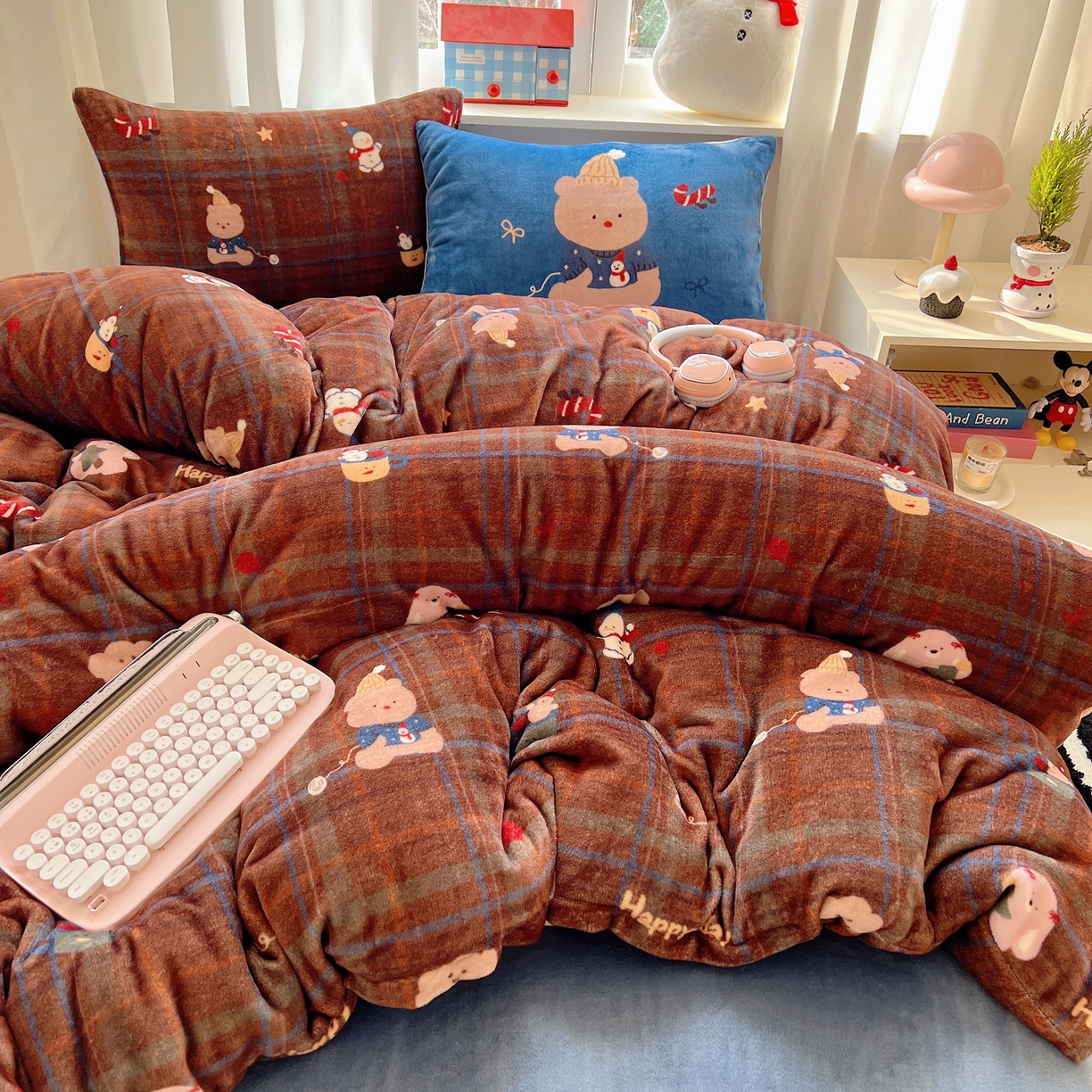 91家纺网 家纺一手货源 找家纺 桃子家居 2025新款A类数码印花圣诞新年限定款猫咪小熊加厚牛奶绒系列四件套详情 绒-可爱伙伴