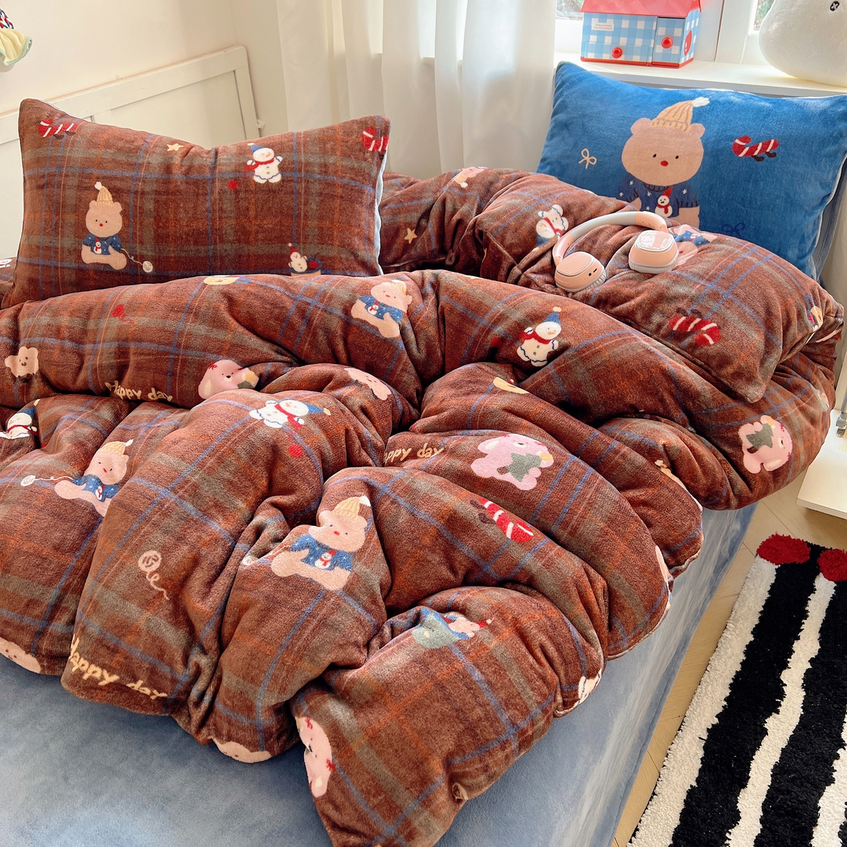 91家纺网 家纺一手货源 找家纺 桃子家居 2025新款A类数码印花圣诞新年限定款猫咪小熊加厚牛奶绒系列四件套详情 绒-可爱伙伴