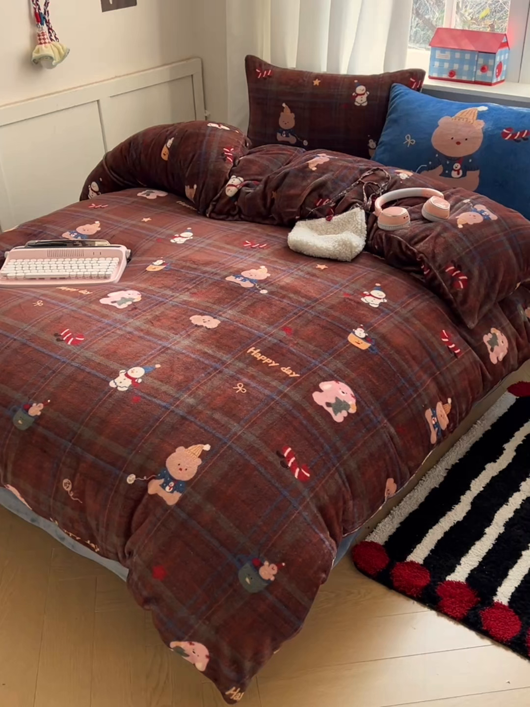 91家纺网 家纺一手货源 找家纺 桃子家居 2025新款A类数码印花圣诞新年限定款猫咪小熊加厚牛奶绒系列四件套详情 绒-可爱伙伴