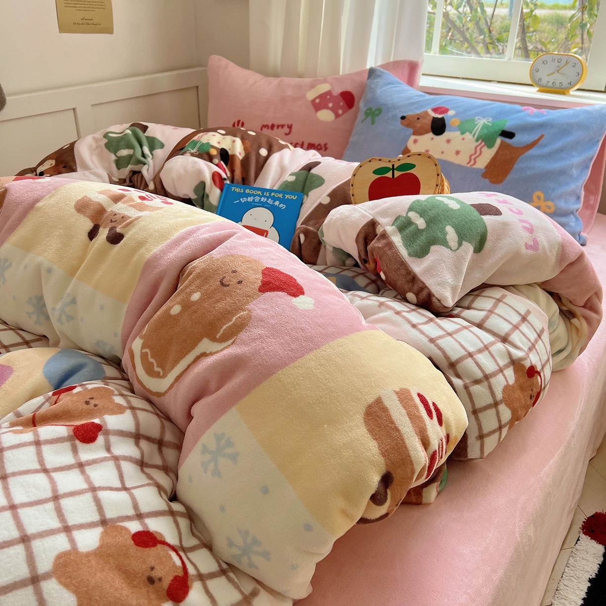 桃子家居 2025新款A类数码印花圣诞新年限定款猫咪小熊加厚牛奶绒系列四件套详情 绒-圣诞乐园腊肠狗