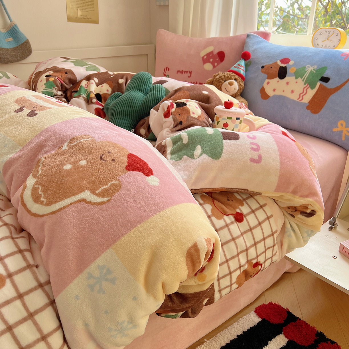 91家纺网 家纺一手货源 找家纺 桃子家居 2025新款A类数码印花圣诞新年限定款猫咪小熊加厚牛奶绒系列四件套详情 绒-圣诞乐园腊肠狗