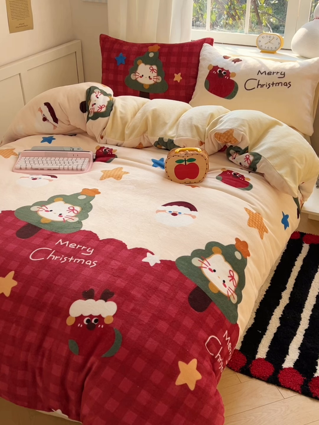 91家纺网 家纺一手货源 找家纺 桃子家居 2025新款A类数码印花圣诞新年限定款猫咪小熊加厚牛奶绒系列四件套详情 绒-圣诞猫咪