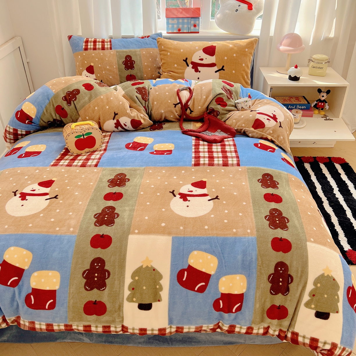 91家纺网 家纺一手货源 找家纺 桃子家居 2025新款A类数码印花圣诞新年限定款猫咪小熊加厚牛奶绒系列四件套详情 绒-雪人奇趣园