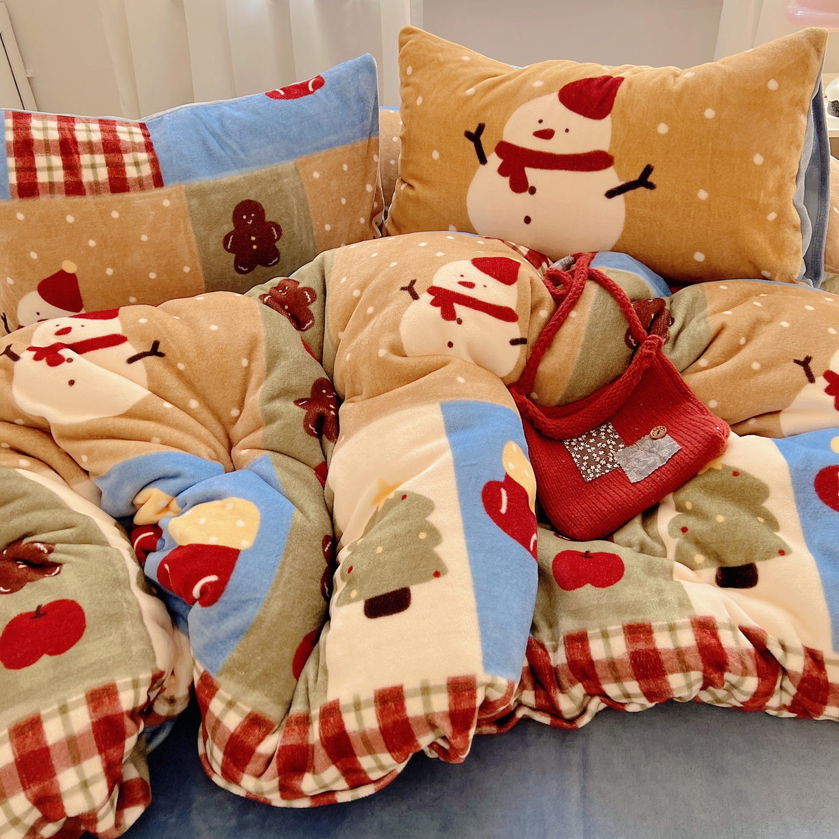 91家纺网 家纺一手货源 找家纺 桃子家居 2025新款A类数码印花圣诞新年限定款猫咪小熊加厚牛奶绒系列四件套详情 绒-雪人奇趣园