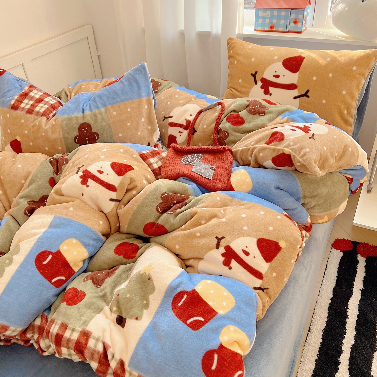 91家纺网 家纺一手货源 找家纺 桃子家居 2025新款A类数码印花圣诞新年限定款猫咪小熊加厚牛奶绒系列四件套详情 绒-雪人奇趣园