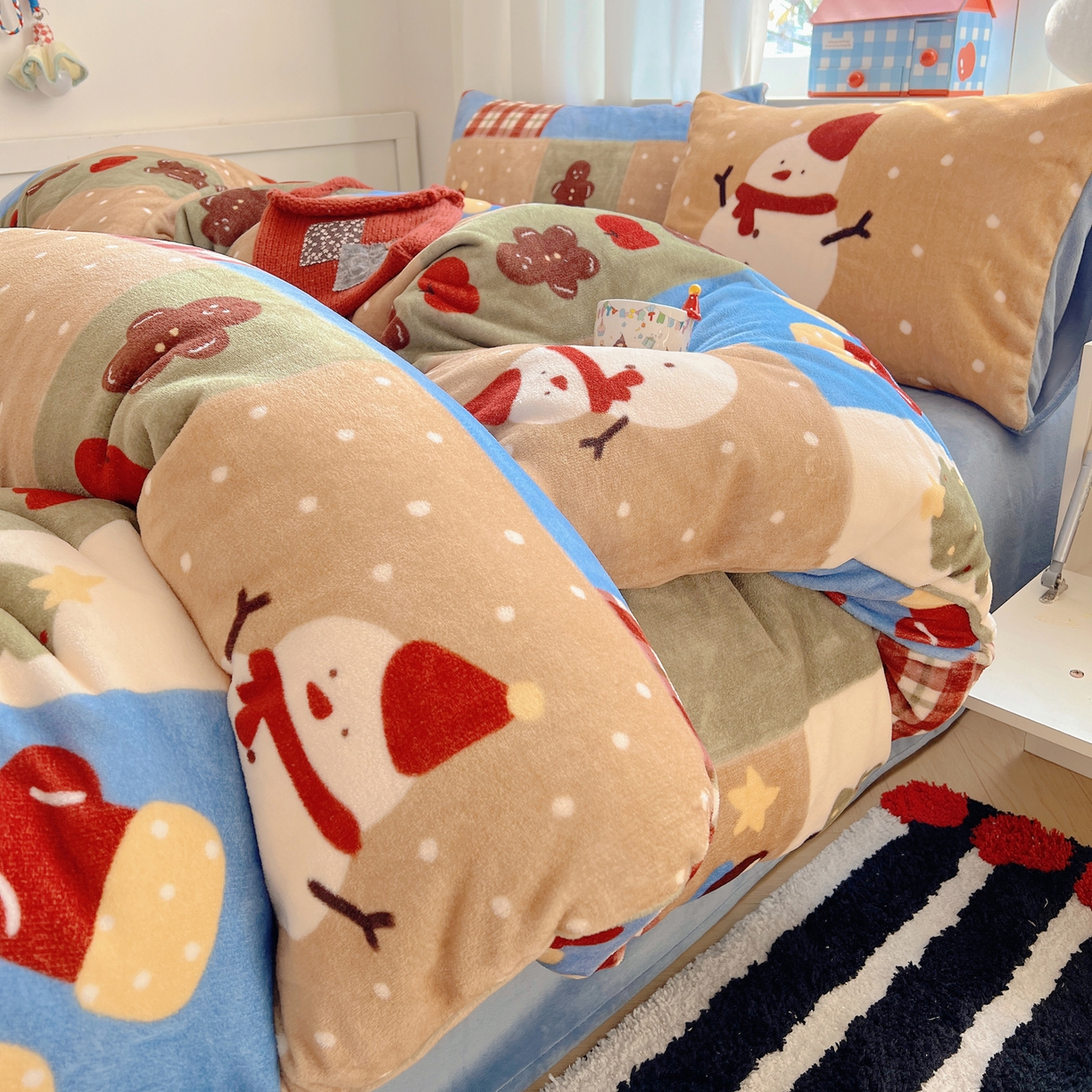 91家纺网 家纺一手货源 找家纺 桃子家居 2025新款A类数码印花圣诞新年限定款猫咪小熊加厚牛奶绒系列四件套详情 绒-雪人奇趣园