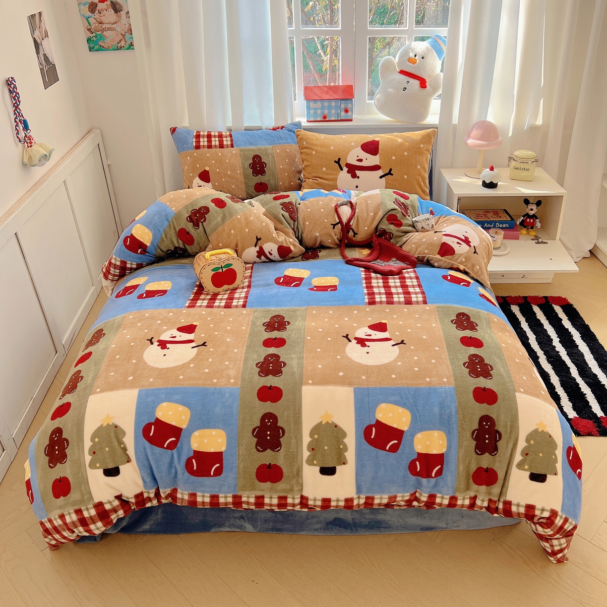 91家纺网 家纺一手货源 找家纺 桃子家居 2025新款A类数码印花圣诞新年限定款猫咪小熊加厚牛奶绒系列四件套详情 绒-雪人奇趣园