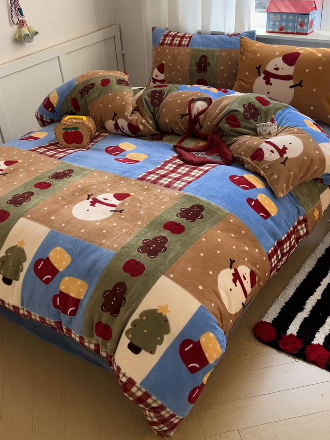 91家纺网 家纺一手货源 找家纺 桃子家居 2025新款A类数码印花圣诞新年限定款猫咪小熊加厚牛奶绒系列四件套详情 绒-雪人奇趣园