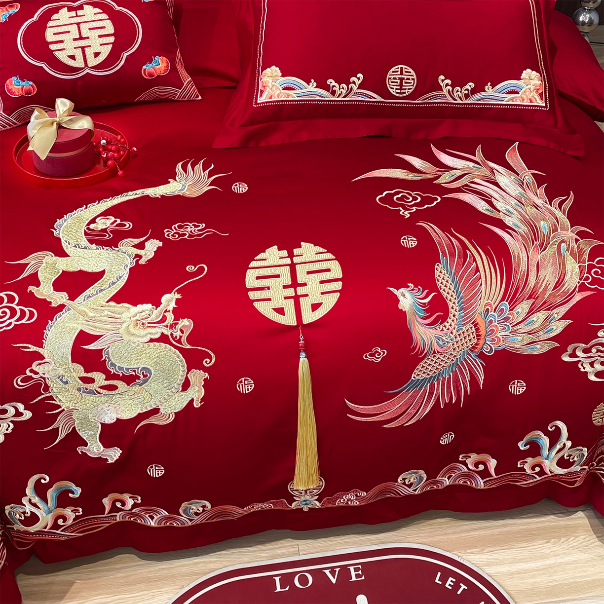 91家纺网 家纺一手货源 找家纺 芊囍纺 2024新款亲肤双面磨毛刺绣款婚庆四件套 龙凤成双