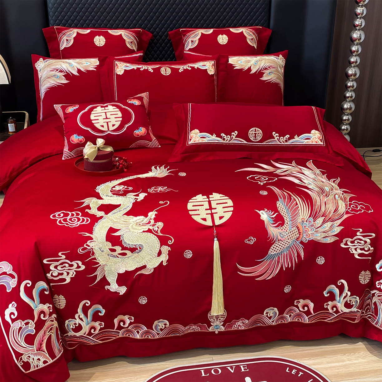 91家纺网 家纺一手货源 找家纺 芊囍纺 2024新款亲肤双面磨毛刺绣款婚庆四件套 龙凤成双