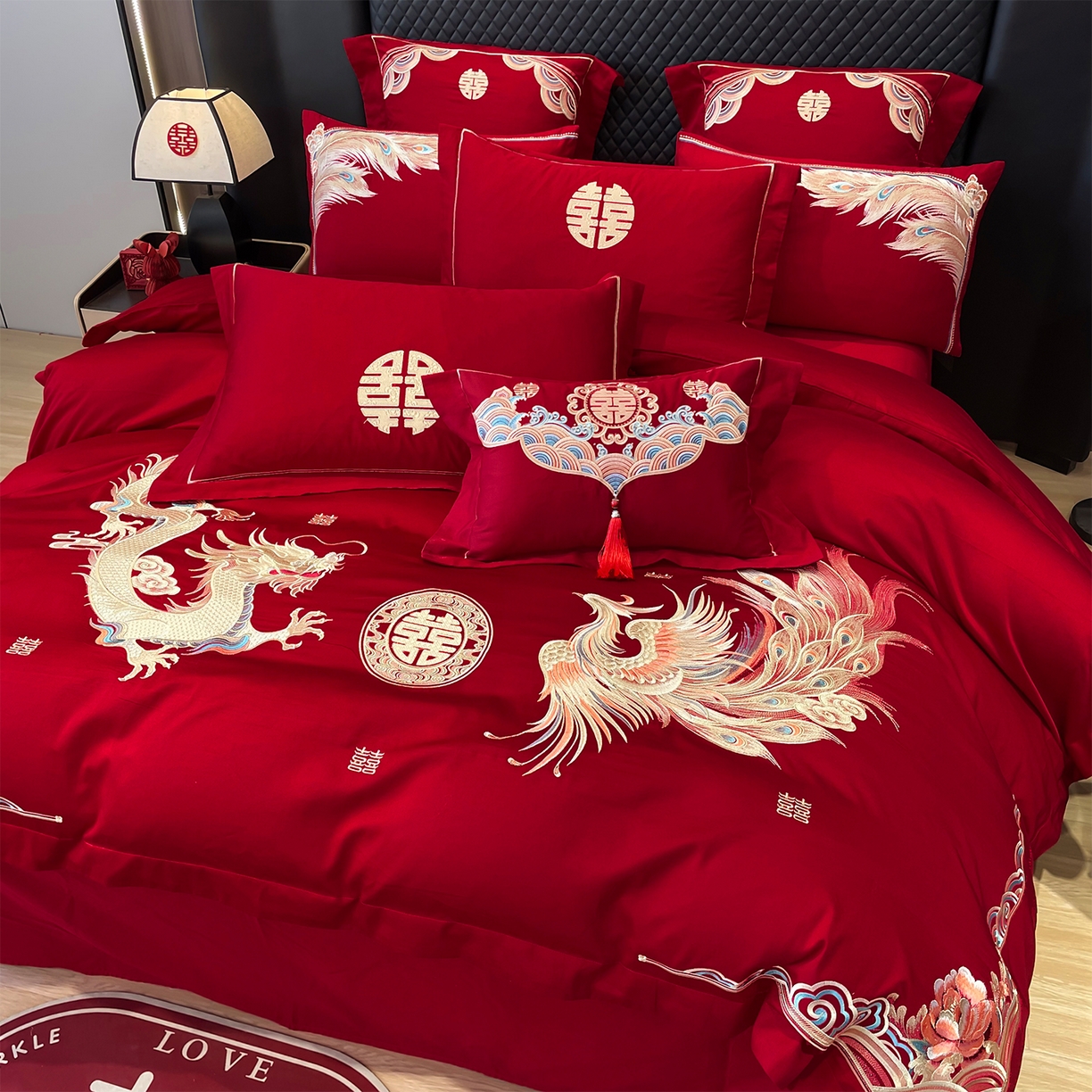 91家纺网 家纺一手货源 找家纺 芊囍纺 2024新款亲肤双面磨毛刺绣款婚庆四件套 龙凤约定