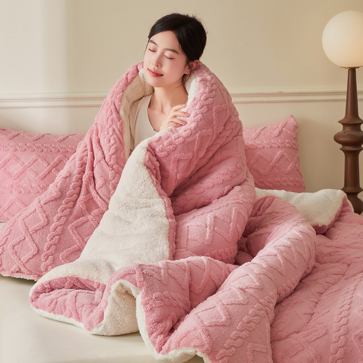 91家纺网 家纺一手货源 找家纺 晓时候 2025新款塔芙绒冬被羊羔绒北极绒加厚被子被芯 豆沙粉