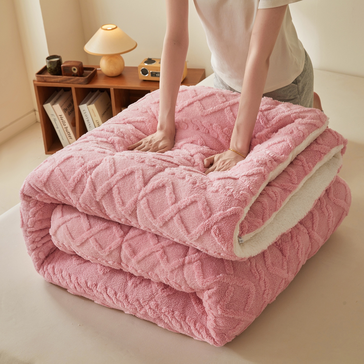 91家纺网 家纺一手货源 找家纺 晓时候 2025新款塔芙绒冬被羊羔绒北极绒加厚被子被芯 豆沙粉