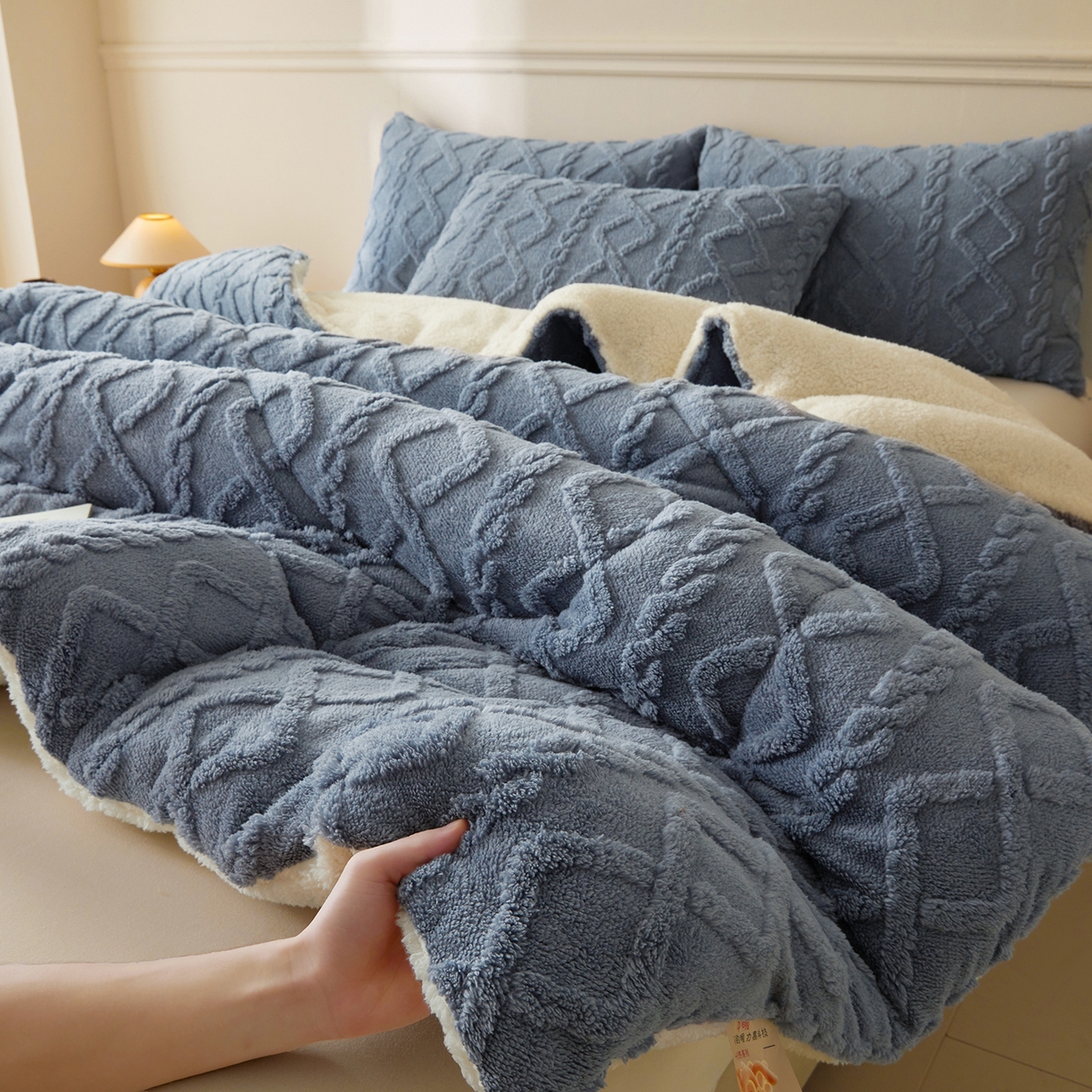 91家纺网 家纺一手货源 找家纺 晓时候 2025新款塔芙绒冬被羊羔绒北极绒加厚被子被芯 静谧蓝