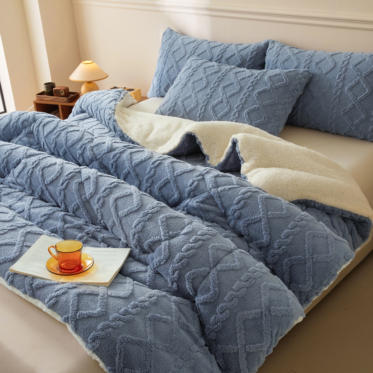 91家纺网 家纺一手货源 找家纺 晓时候 2025新款塔芙绒冬被羊羔绒北极绒加厚被子被芯 静谧蓝