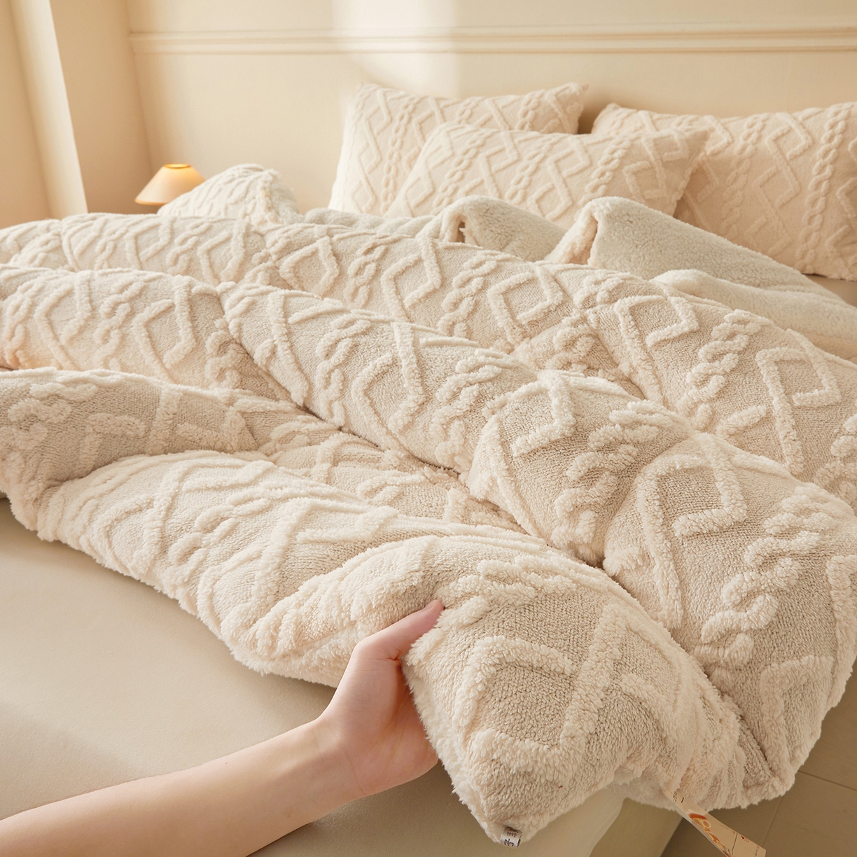 91家纺网 家纺一手货源 找家纺 晓时候 2025新款塔芙绒冬被羊羔绒北极绒加厚被子被芯 米白