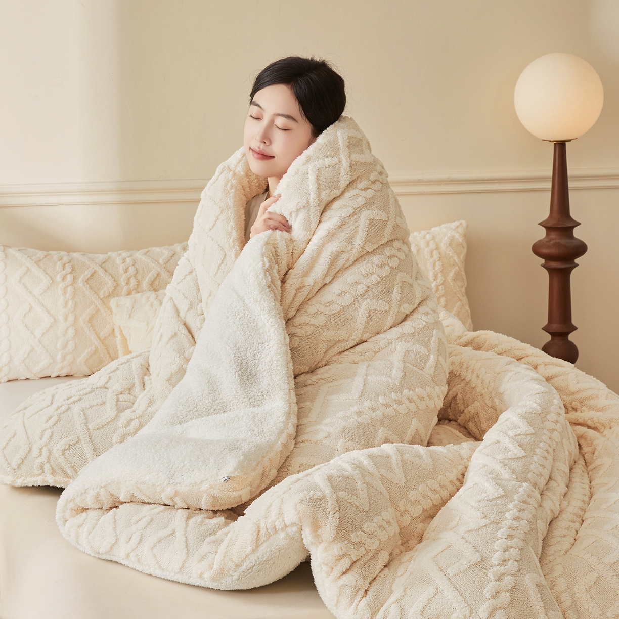 91家纺网 家纺一手货源 找家纺 晓时候 2025新款塔芙绒冬被羊羔绒北极绒加厚被子被芯 米白