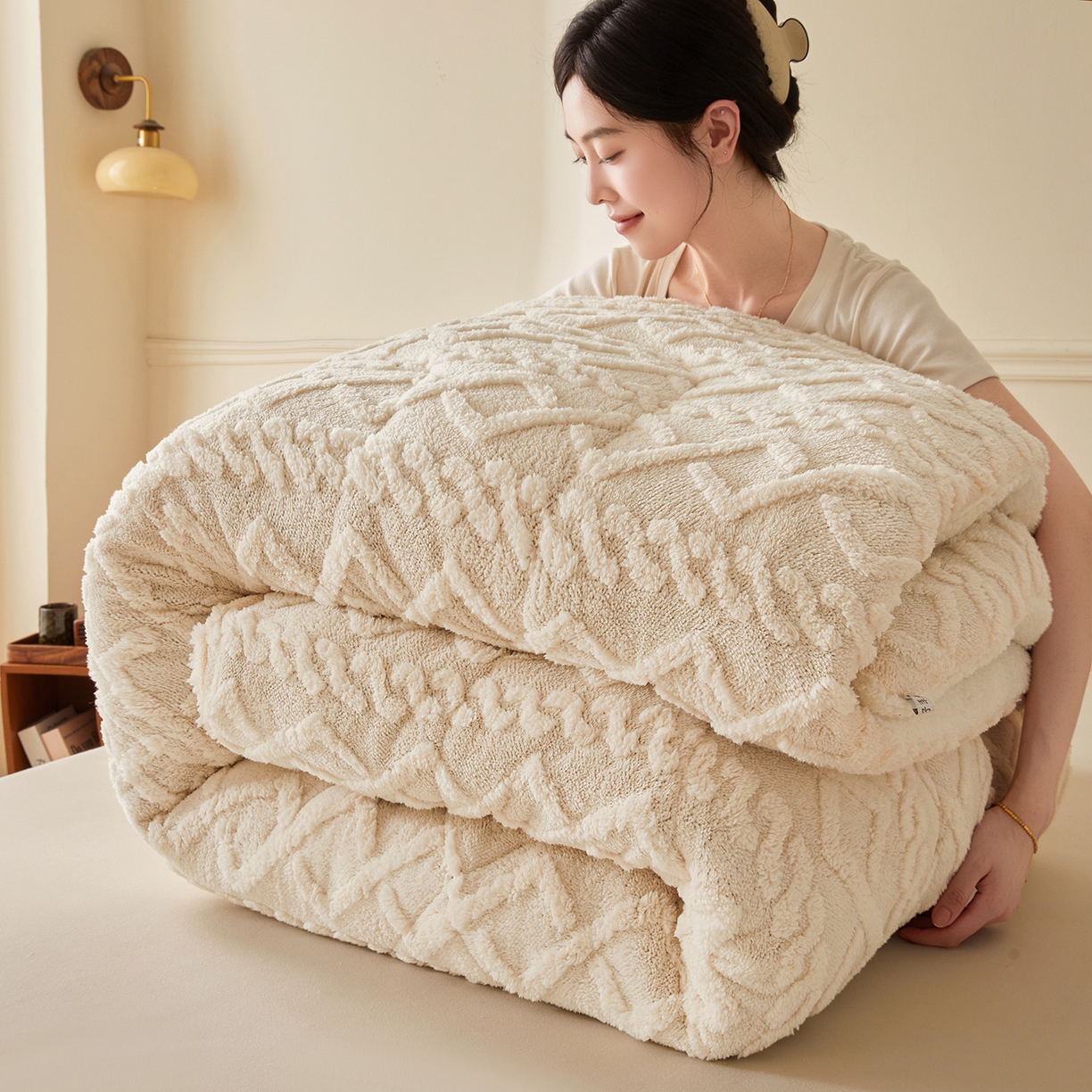 91家纺网 家纺一手货源 找家纺 晓时候 2025新款塔芙绒冬被羊羔绒北极绒加厚被子被芯 米白