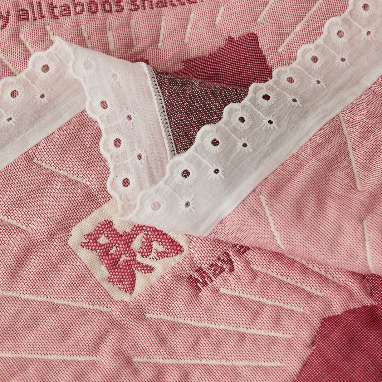 91家纺网 家纺一手货源 找家纺 沐瑟家纺 2025新款花边枕巾 旺旺粉